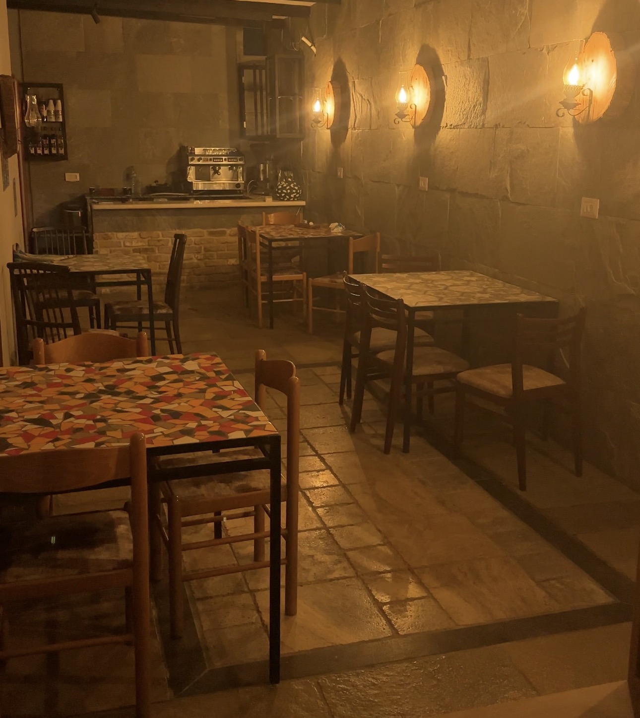 جلسات كلاسيكية راقية وأجواء فخمة في مطعم شيكن ماستر طولكرم