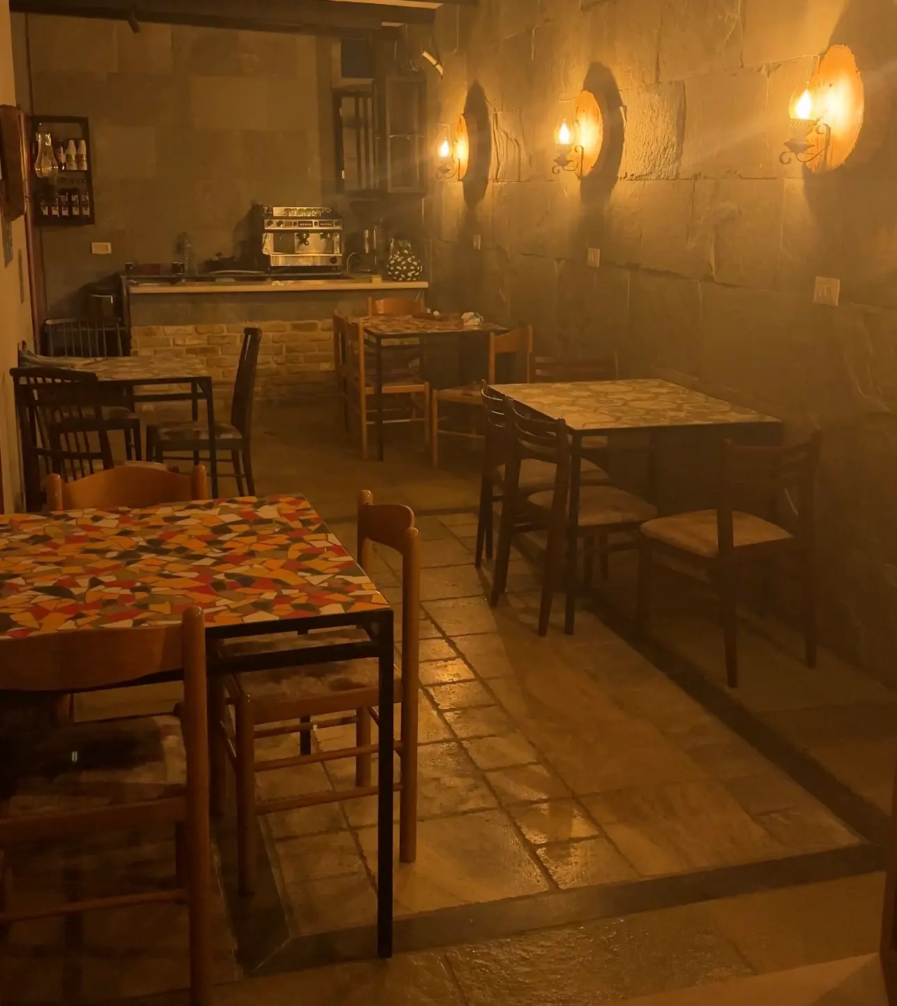 جلسات عائلية هادئة وأجواء فخمة في مطعم شيكن ماستر طولكرم